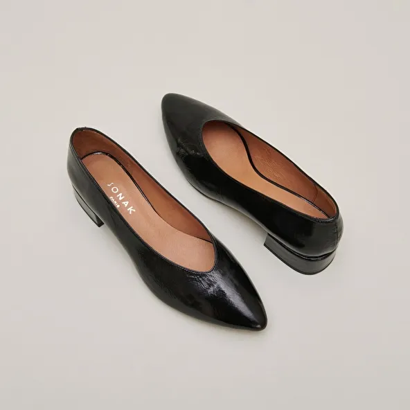 Ballerinas with heels and pointed toes in black glazed leather