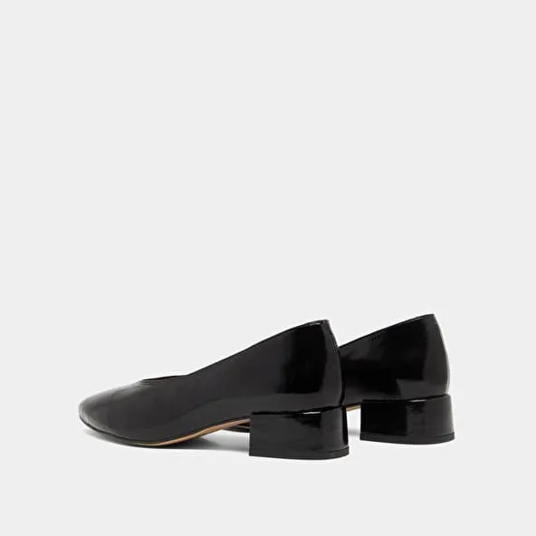 Ballerinas with heels and pointed toes in black glazed leather