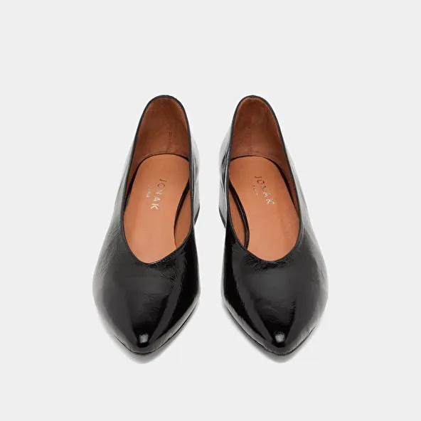 Ballerinas with heels and pointed toes in black glazed leather