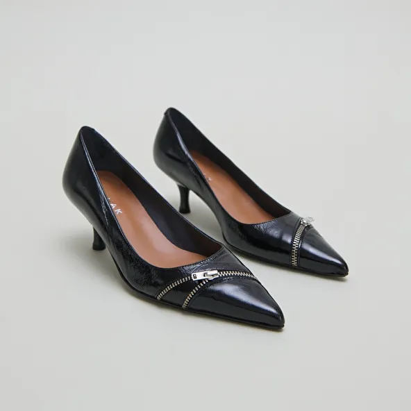 Pumps with zip in black shiny leather