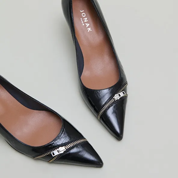 Pumps with zip in black shiny leather