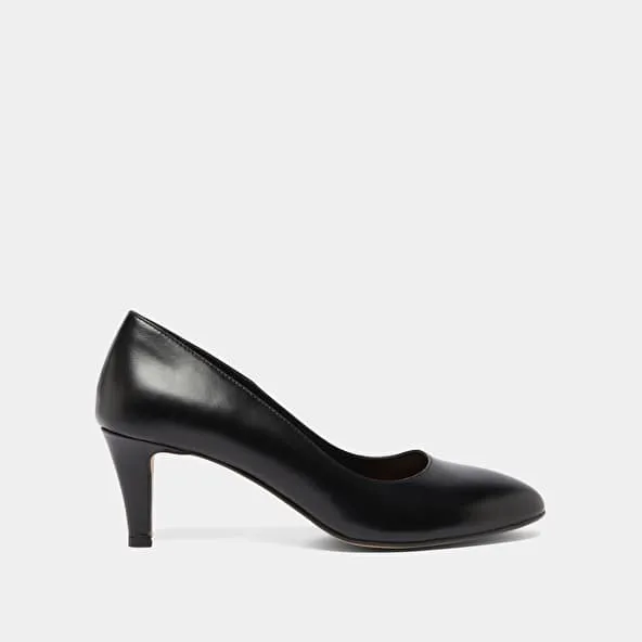 Round-toed pumps in black leather