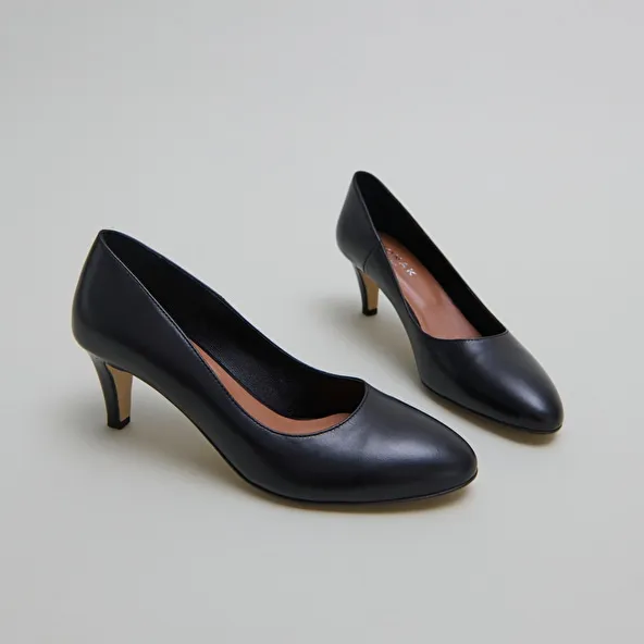 Round-toed pumps in black leather