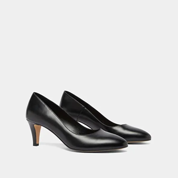 Round-toed pumps in black leather