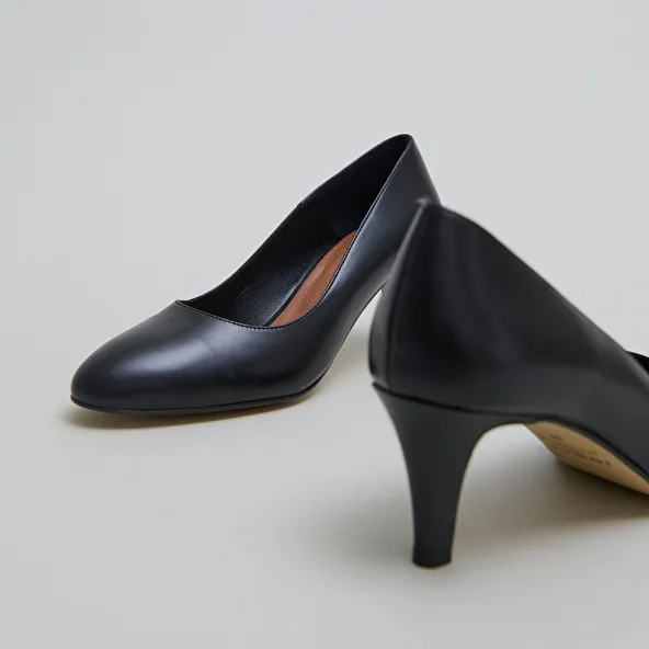 Round-toed pumps in black leather