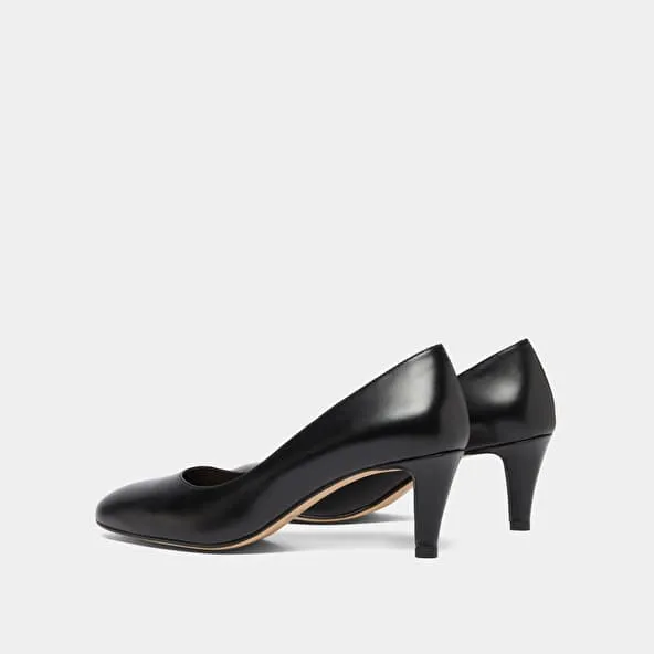 Round-toed pumps in black leather