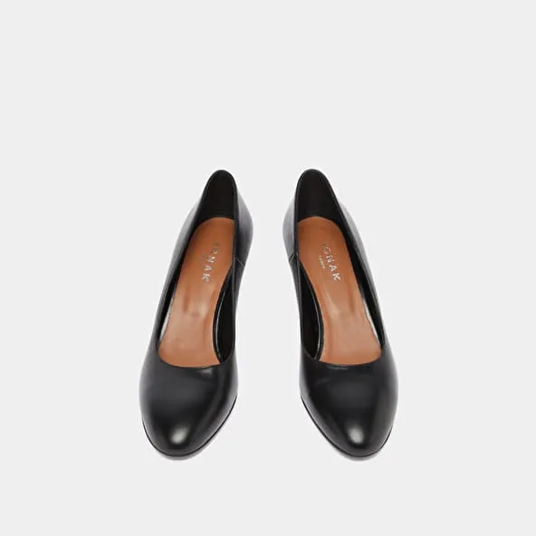 Round-toed pumps in black leather